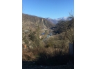 Ущелье гор, река и море.